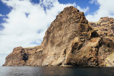Atlantik Okyanusu 'ndaki Tenerife Kanarya Adası' ndaki Acantilados de Los Gigantes 'in devasa uçurumlarının manzarası.