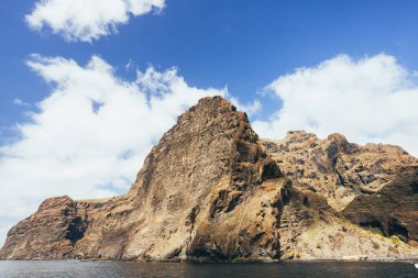 Atlantik Okyanusu 'ndaki Tenerife Kanarya Adası' ndaki Acantilados de Los Gigantes 'in devasa uçurumlarının manzarası.