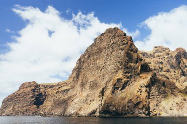 Atlantik Okyanusu 'ndaki Tenerife Kanarya Adası' ndaki Acantilados de Los Gigantes 'in devasa uçurumlarının manzarası.