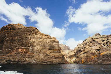 Atlantik Okyanusu 'ndaki Tenerife Kanarya Adası' ndaki Acantilados de Los Gigantes 'in devasa uçurumlarının manzarası.
