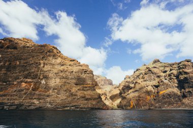 Atlantik Okyanusu 'ndaki Tenerife Kanarya Adası' ndaki Acantilados de Los Gigantes 'in devasa uçurumlarının manzarası.