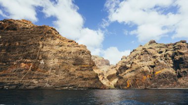 Atlantik Okyanusu 'ndaki Tenerife Kanarya Adası' ndaki Acantilados de Los Gigantes 'in devasa uçurumlarının manzarası.