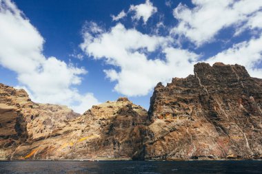 Atlantik Okyanusu 'ndaki Tenerife Kanarya Adası' ndaki Acantilados de Los Gigantes 'in devasa uçurumlarının manzarası.