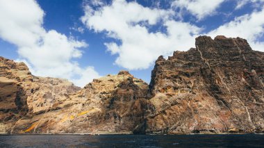 Atlantik Okyanusu 'ndaki Tenerife Kanarya Adası' ndaki Acantilados de Los Gigantes 'in devasa uçurumlarının manzarası.