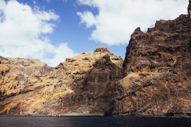Atlantik Okyanusu 'ndaki Tenerife Kanarya Adası' ndaki Acantilados de Los Gigantes 'in devasa uçurumlarının manzarası.