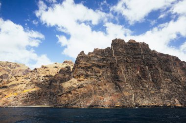 Atlantik Okyanusu 'ndaki Tenerife Kanarya Adası' ndaki Acantilados de Los Gigantes 'in devasa uçurumlarının manzarası.
