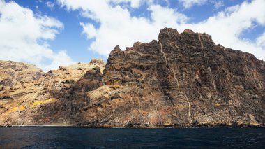 Atlantik Okyanusu 'ndaki Tenerife Kanarya Adası' ndaki Acantilados de Los Gigantes 'in devasa uçurumlarının manzarası.