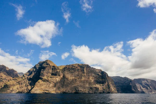 Atlantik Okyanusu 'ndaki Tenerife Kanarya Adası' ndaki Acantilados de Los Gigantes 'in devasa uçurumlarının manzarası.