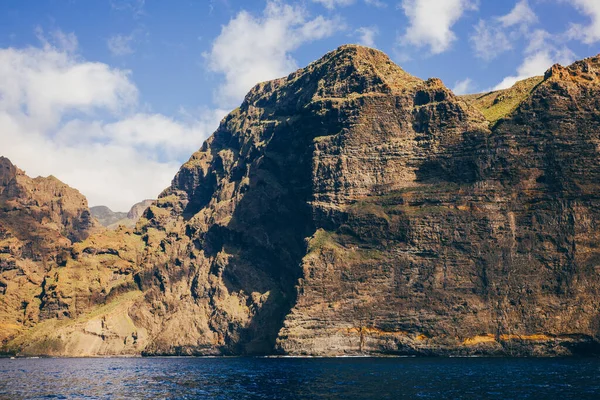 Atlantik Okyanusu 'ndaki Tenerife Kanarya Adası' ndaki Acantilados de Los Gigantes 'in devasa uçurumlarının manzarası.
