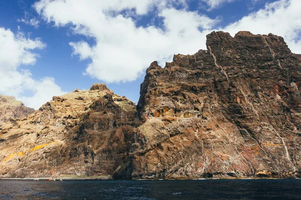 Atlantik Okyanusu 'ndaki Tenerife Kanarya Adası' ndaki Acantilados de Los Gigantes 'in devasa uçurumlarının manzarası.