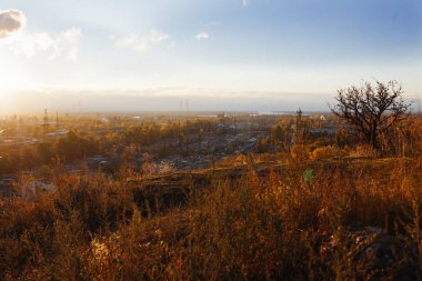 Kyiv, sonbahar günbatımı kiev endüstriyel görünümünde sarı sonbahar