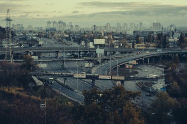 Kiev cityscape. Endüstriyel şehrin görünümünü günbatımı zamanı Ekim tarihinde