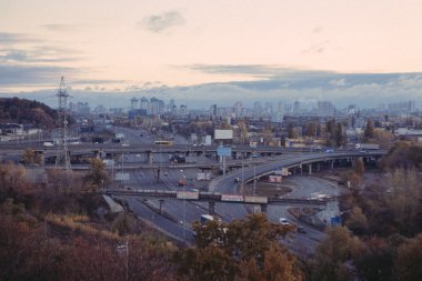 Kiev cityscape. Endüstriyel şehrin görünümünü günbatımı zamanı Ekim tarihinde