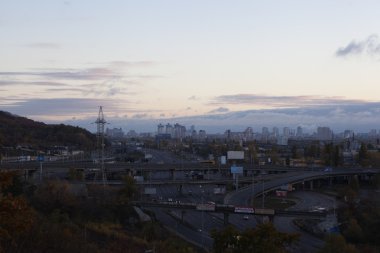 Kiev cityscape. Endüstriyel şehrin görünümünü günbatımı zamanı Ekim tarihinde