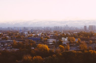 Kiev cityscape. Endüstriyel şehrin görünümünü günbatımı zamanı Ekim tarihinde