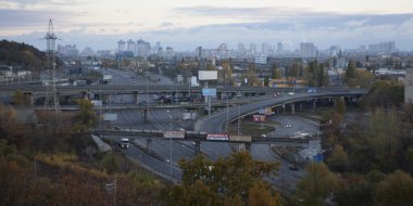 Kiev cityscape. Endüstriyel şehrin görünümünü günbatımı zamanı Ekim tarihinde