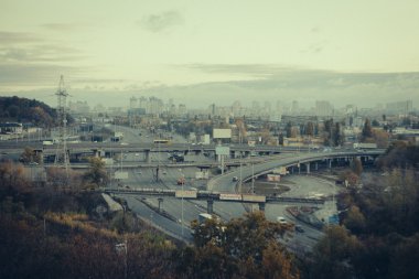 Kiev cityscape. Endüstriyel şehrin görünümünü günbatımı zamanı Ekim tarihinde