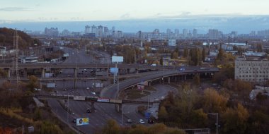 Kiev cityscape. Endüstriyel şehrin görünümünü günbatımı zamanı Ekim tarihinde