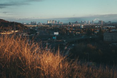 Kiev cityscape: Endüstriyel şehrin görünümünü günbatımı zamanı Ekim tarihinde