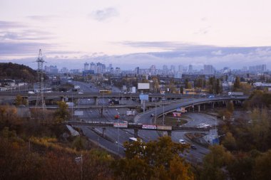 Kiev cityscape: Endüstriyel şehrin görünümünü günbatımı zamanı Ekim tarihinde
