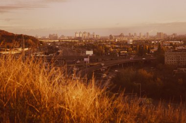 Kiev cityscape: Endüstriyel şehrin görünümünü günbatımı zamanı Ekim tarihinde