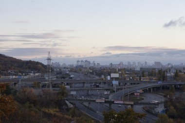 Kiev cityscape: Endüstriyel şehrin görünümünü günbatımı zamanı Ekim tarihinde