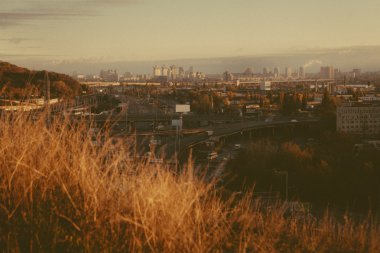 Kiev cityscape: Endüstriyel şehrin görünümünü günbatımı zamanı Ekim tarihinde