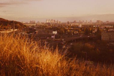 Kiev cityscape: Endüstriyel şehrin görünümünü günbatımı zamanı Ekim tarihinde