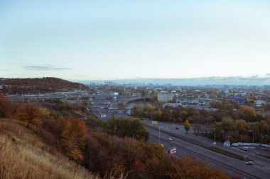 Kiev cityscape: Endüstriyel şehrin görünümünü günbatımı zamanı Ekim tarihinde