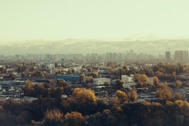 Kiev cityscape: Endüstriyel şehrin görünümünü günbatımı zamanı Ekim tarihinde