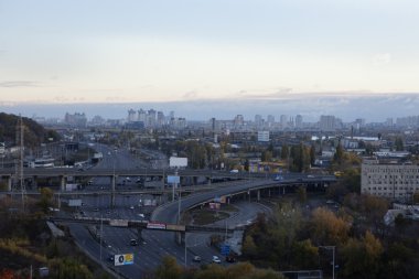 Kiev cityscape: Endüstriyel şehrin görünümünü günbatımı zamanı Ekim tarihinde