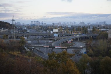 Kiev cityscape: Endüstriyel şehrin görünümünü günbatımı zamanı Ekim tarihinde