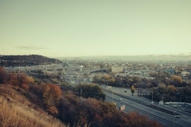 Kiev cityscape: Endüstriyel şehrin görünümünü günbatımı zamanı Ekim tarihinde