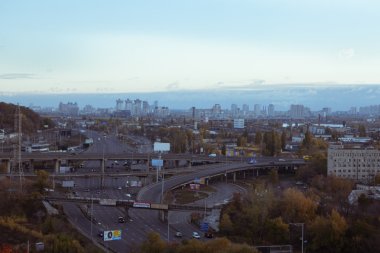 Kiev cityscape: Endüstriyel şehrin görünümünü günbatımı zamanı Ekim tarihinde