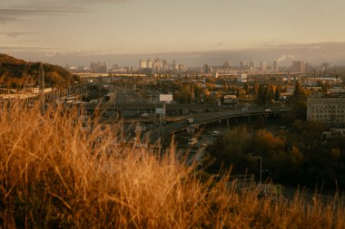 Kiev cityscape: Endüstriyel şehrin görünümünü günbatımı zamanı Ekim tarihinde