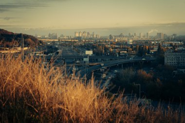 Kiev cityscape: Endüstriyel şehrin görünümünü günbatımı zamanı Ekim tarihinde