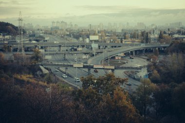 Kiev cityscape: Endüstriyel şehrin görünümünü günbatımı zamanı Ekim tarihinde