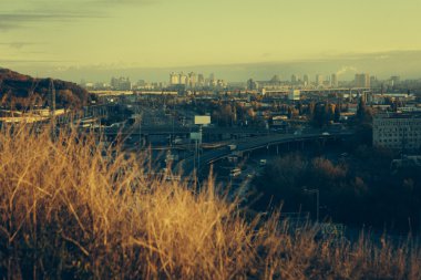 Kiev cityscape: Endüstriyel şehrin görünümünü günbatımı zamanı Ekim tarihinde