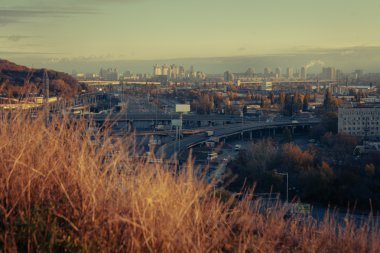 Kiev cityscape: Endüstriyel şehrin görünümünü günbatımı zamanı Ekim tarihinde