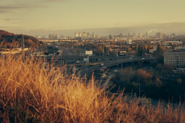 Kiev cityscape: Endüstriyel şehrin görünümünü günbatımı zamanı Ekim tarihinde