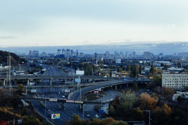 Kiev cityscape: Endüstriyel şehrin görünümünü günbatımı zamanı Ekim tarihinde