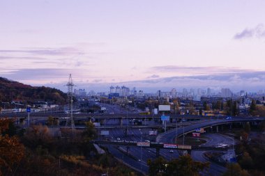 Kiev cityscape: Endüstriyel şehrin görünümünü günbatımı zamanı Ekim tarihinde