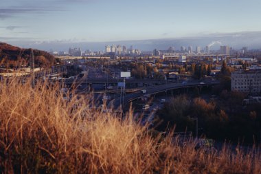 Kiev cityscape: Endüstriyel şehrin görünümünü günbatımı zamanı Ekim tarihinde