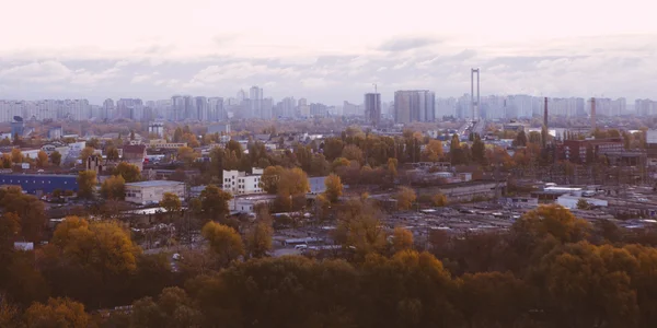 Przemysłowe widok Kijów w jesień słońca, Ukraina — Zdjęcie stockowe