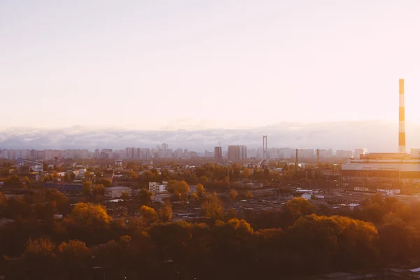 在秋日的夕阳，乌克兰基辅工业视图 — 图库照片