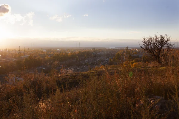 Syn på den industriella staden av Kiev från höjd i höst — Stockfoto