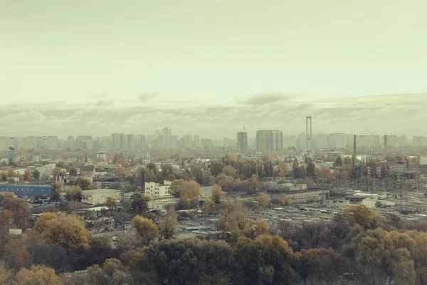 Vista da cidade industrial de Kiev de altura no outono — Fotografia de Stock