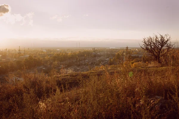 Syn på den industriella staden av Kiev från höjd i höst — Stockfoto