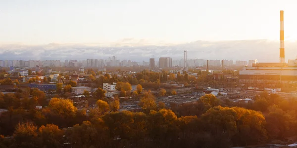 Άποψη της η βιομηχανική πόλη του Κιέβου από ύψος το φθινόπωρο — Φωτογραφία Αρχείου