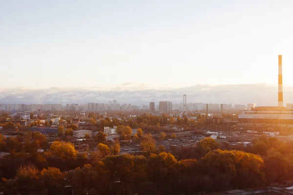 Вид на промышленный город Львов с высоты осенью — стоковое фото